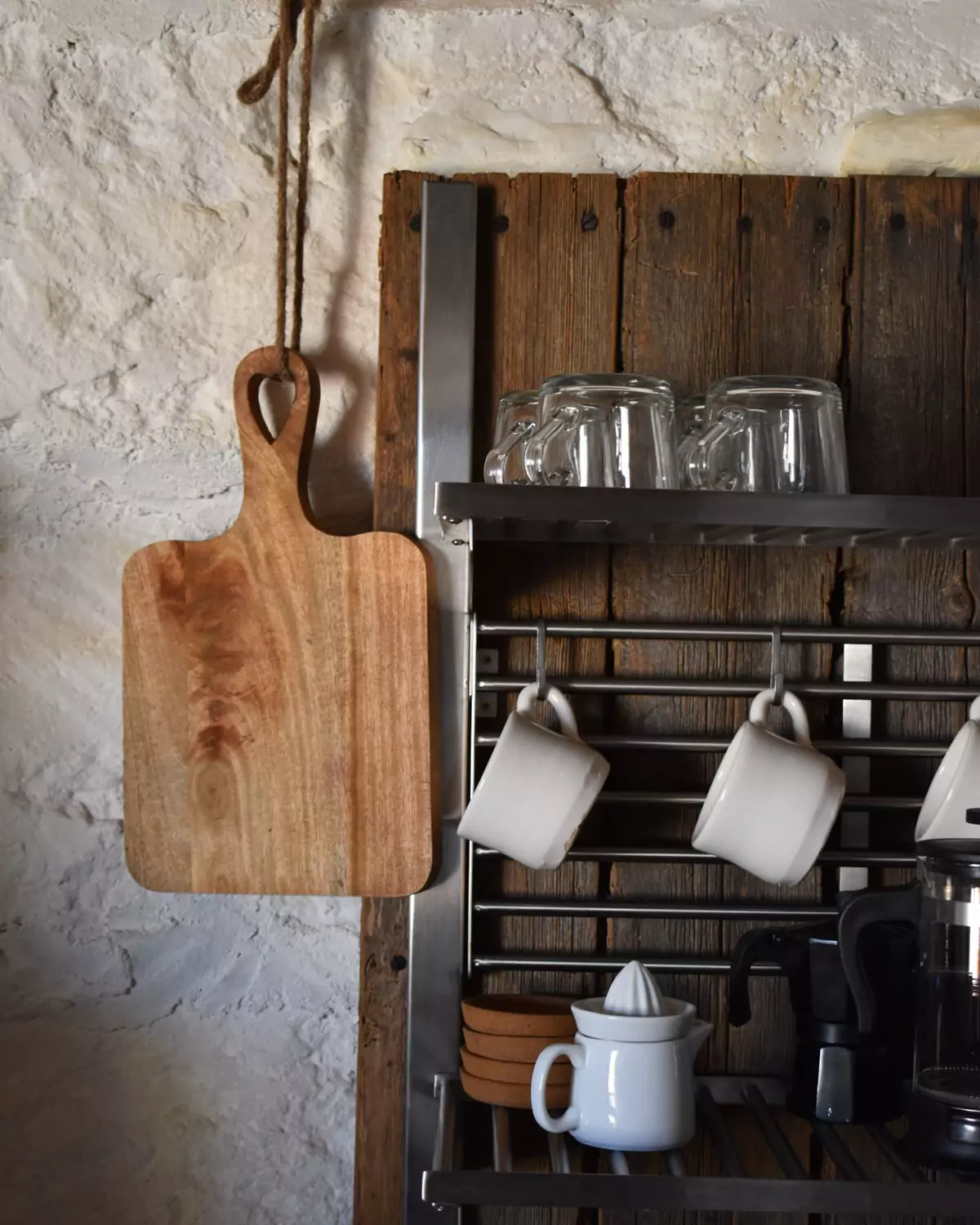 Materialmuster und Fronten im Tageslicht der Wohnung